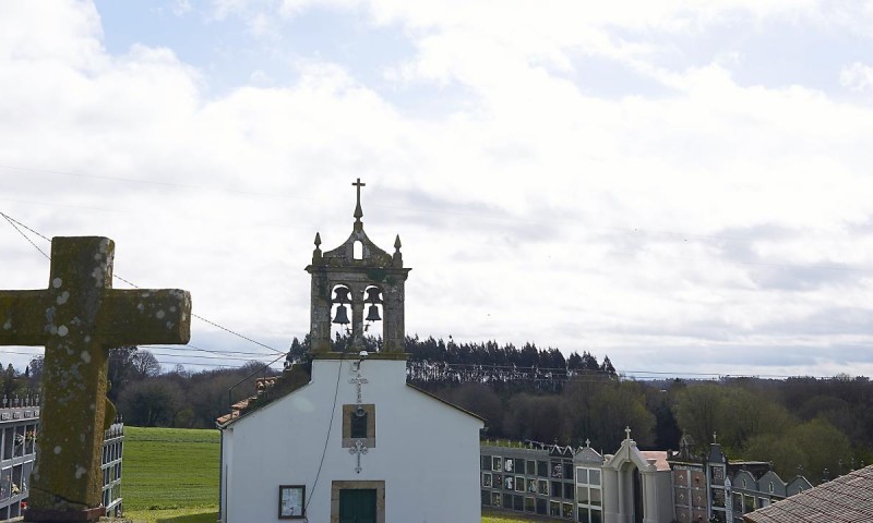 Igrexa Parroquial e Cruceiro (Frades)