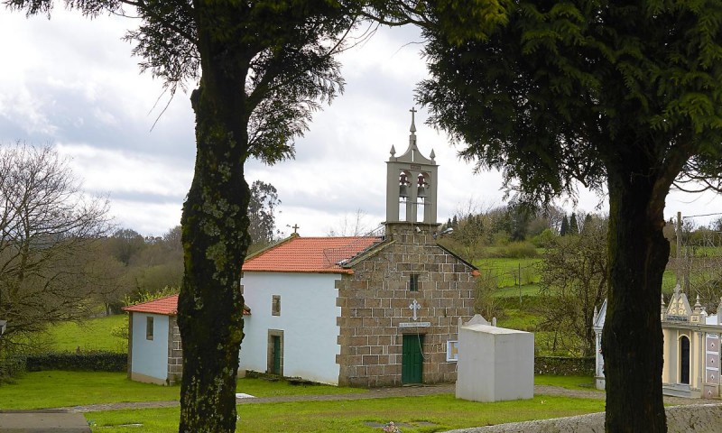 Igrexa Parroquial e Cruceiro (Papucín)