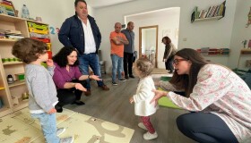 A delegada da Xunta e o alcalde de Frades visitan a casa niño Garatuxa