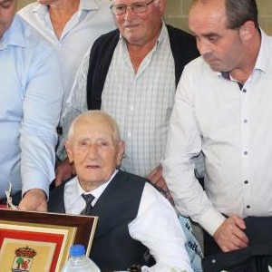 Entrega da placa conmemorativa por parte do alcalde Roberto Rey