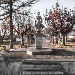 ESTATUA LEITEIRA PONTE CARREIRA