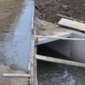 Construción de ponte sobre o rego de Marís, no Lugar de Caboladrón, na Parroquia de Mesos