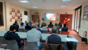 Unha vintena de veciños e veciñas de Frades infórmanse sobre os riscos nas redes sociais, compras en Internet e xogos en liña
