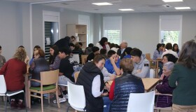 Frades pon en marcha o programa “O fío do tempo” cunha xornada de intercambio entre rapazada da ESO e as persoas usuarias das dúas casas do maior do municipio 