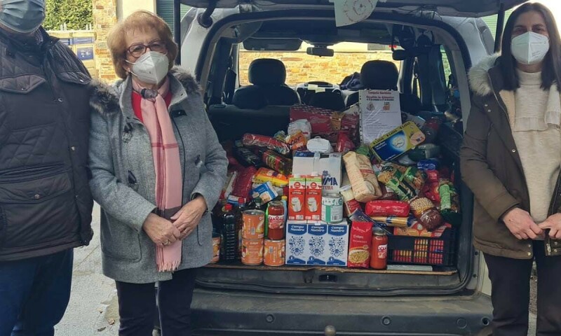O Concello de Frades entrega a Cáritas os alimentos recollidos na campaña de Nadal