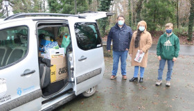 O Concello de Frades entrega a Cáritas os alimentos recollidos na campaña de Nadal