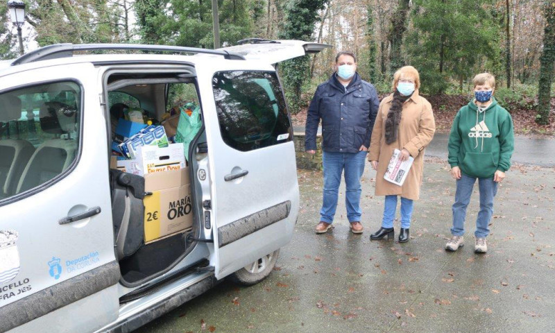 O Concello de Frades entrega a Cáritas os alimentos recollidos na campaña de Nadal