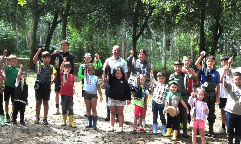 O XXIII Campionato de Pesca Infantil de Frades reuniu a 25 nenos e nenas en Papucín