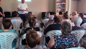 Máis de medio cento de veciños e veciñas de Frades participan en dúas charlas gratuítas sobre enfermidades reumáticas