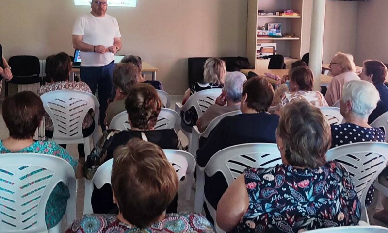Máis de medio cento de veciños e veciñas de Frades participan en dúas charlas gratuítas sobre enfermidades reumáticas