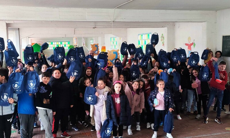 O Concello de Frades reparte material divulgativo entre a comunidade escolar para conmemorar o Día Internacional da Muller
