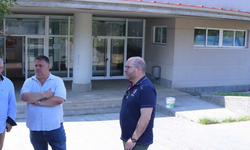 O delegado territorial de Educación supervisa as obras de mellora acometidas no edificio da ESO do CPI Ponte Carreira