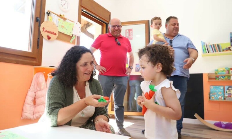 A delegada da Xunta na Coruña e o alcalde de Frades visitan as casas niño Xoaniña e Axóuxere