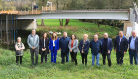 A conselleira de Medio Rural visita as obras de renovación da ponte da Maquía, que mellorará as comunicacións entre Frades e Ordes