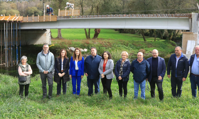 A conselleira de Medio Rural visita as obras de renovación da ponte da Maquía, que mellorará as comunicacións entre Frades e Ordes