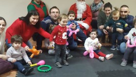 Os meniños e meniñas de Preescolar na Casa e das dúas casas niño de Frades reciben a visita de Papá Noel