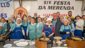 Milleiros de persoas desfrutan en Frades dunha das edicións máis concorridas da Festa da Merenda de Aiazo 