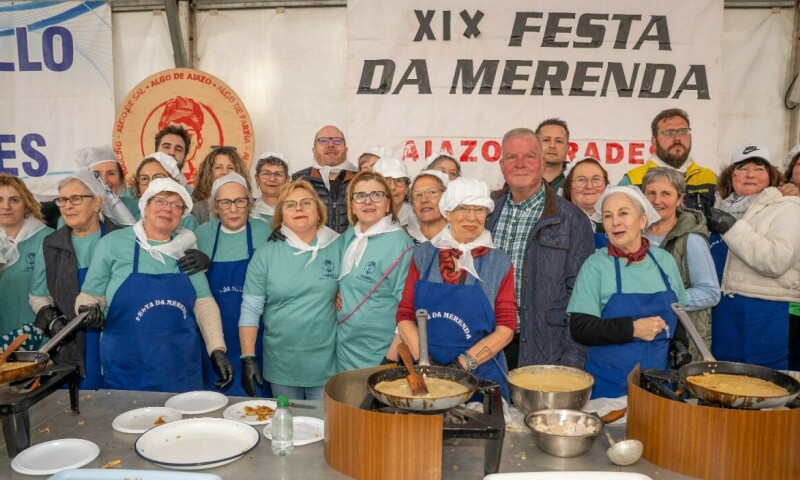 Milleiros de persoas desfrutan en Frades dunha das edicións máis concorridas da Festa da Merenda de Aiazo 