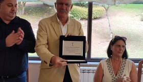 Medio cento de persoas participan na homenaxe a Juan López Villasante, quen estivo 33 anos como médico en Frades