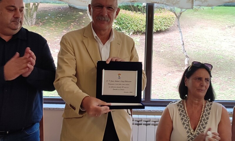 Medio cento de persoas participan na homenaxe a Juan López Villasante, quen estivo 33 anos como médico en Frades