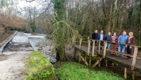 Rematadas as obras de recuperación do azude do río Tambre na área recreativa da Presa de Frades