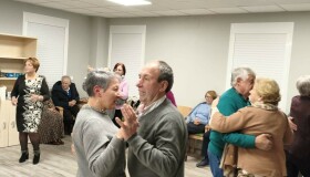 Unha trintena de veciños e veciñas de Frades celebran unha Festa Pre Fin de Ano 