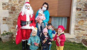Papá Noel visita aos meniños e meniñas das 3 casas niño de Frades e de Preescolar na Casa