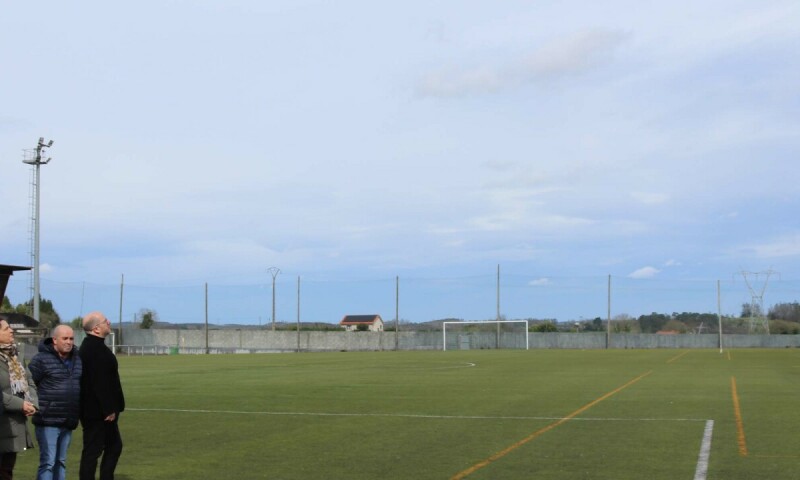 O Concello de Frades e Xunta invisten 60.000 € na renovación do alumeado deportivo dos campos de fútbol de Ponte Carreira e Abellá