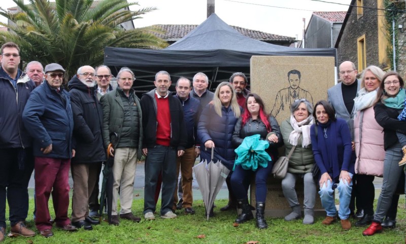 Un cento de exalumnos e exalumnas de Frades homenaxean a Manuel Cortiñas Pontón