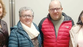 O Concello de Frades reparte material divulgativo do Día da Muller entre a comunidade escolar e os maiores do centro sociocomunitario