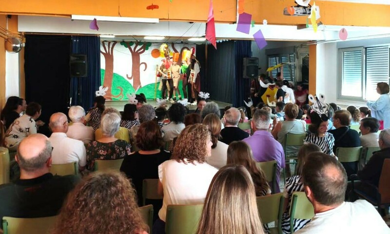 O musical “O Rei León” une a escolares, maiores e familias no quinto encontro interxeracional de Frades