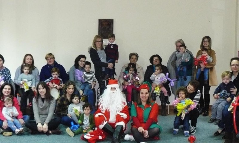 Os nenos e nenas de Preescolar na Casa e de Infantil e Primaria do CPI Ponte Carreira (Frades) reciben a visita de Papá Noel 