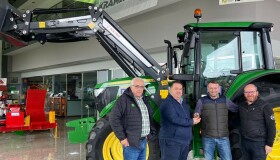 O Concello de Frades inviste máis de 93.000 euros na compra dun novo tractor con pa