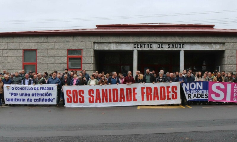 Un cento de persoas concentráronse diante do centro de saúde de Ponte Carreira pola mellora da atención primaria