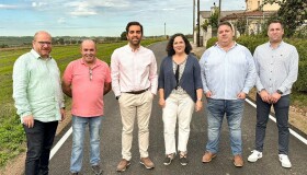 A delegada da Xunta e os alcaldes de Frades e Oroso comproban as melloras en Castiñeiro Redondo