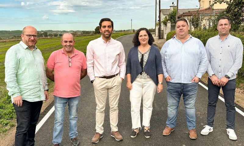 A delegada da Xunta e os alcaldes de Frades e Oroso comproban as melloras en Castiñeiro Redondo