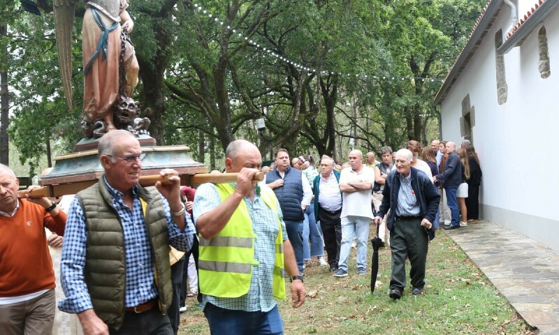 Centos de veciños de Frades celebraron a Festa de San Miguel cunha romaría na carballeira de San Nicolau