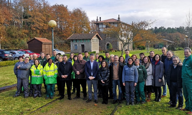  Ovidio Rodeiro visita aos alumnos do obradoiro de emprego, que formará a 20 alumnos en repoboacións forestais e en conservación e mellora de montes