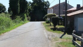 Os Concellos de Frades e Oroso aglomerarán a estrada a Castiñeiro Redondo, que discorre por ambos municipios 