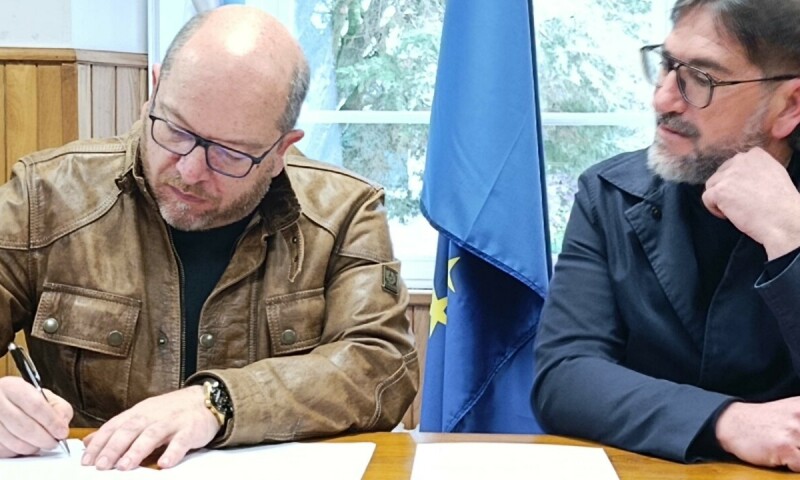 O Concello de Frades e o Arcebispado de Santiago renovan o convenio para conservar o patrimonio cultural do municipio