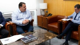 O conselleiro de Educación e o alcalde de Frades avalían actuacións para mellorar o colexio de Ponte Carreira