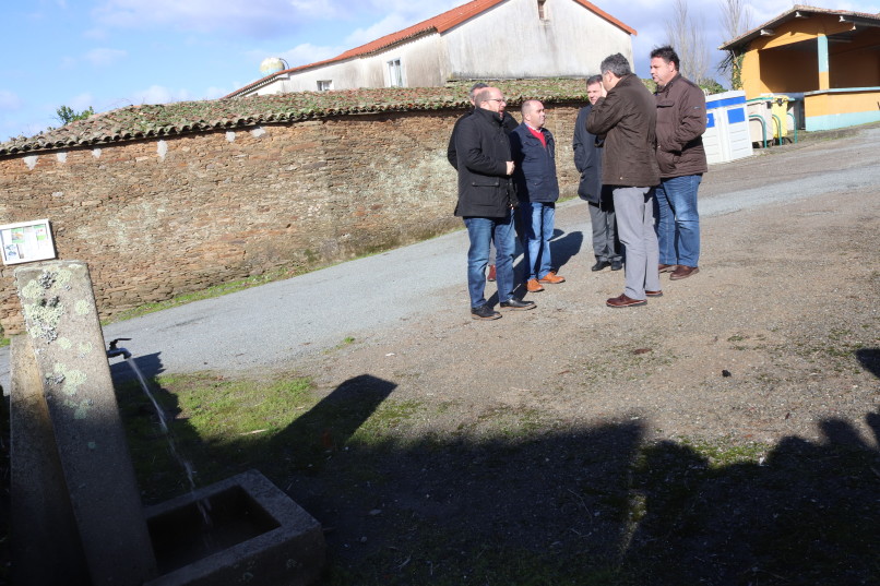 Ovidio Rodeiro supervisa o remate das obras de abastecemento de dúas parroquias de Frades grazas a un investimento de case 500.000 €