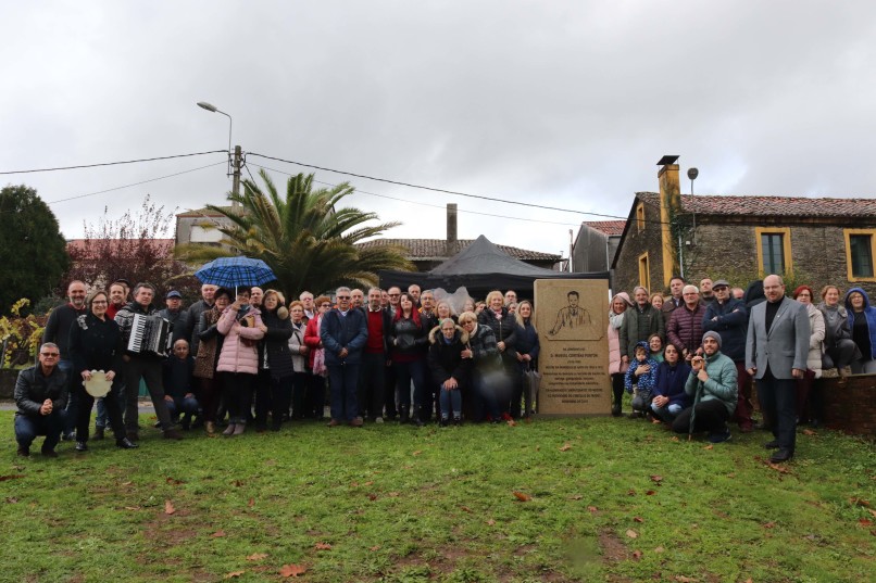 Un cento de exalumnos e exalumnas de Frades homenaxean a Manuel Cortiñas Pontón