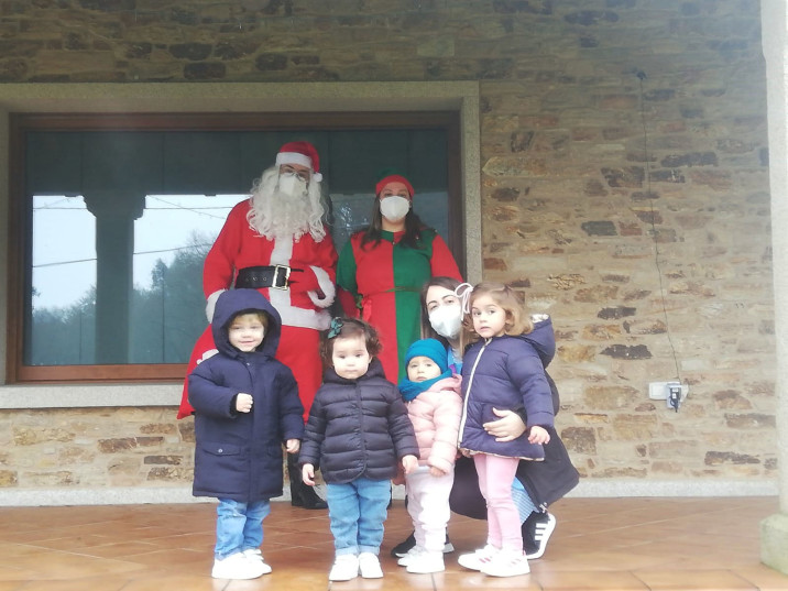 A visita de Papá Noel aos nenos e nenas de Preescolar na Casa e das Casas Niño abre a programación de Nadal de Frades