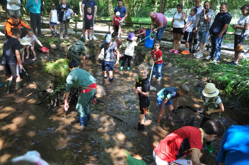 Trinta nenos e nenas desfrutaron do XXII Campionato de Pesca Infantil de Frades 