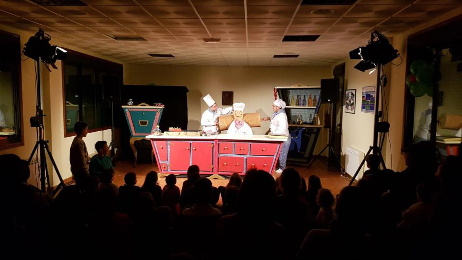O Concello de Frades celebra unha gran festa de Nadal con Teatro Ghazafelhos na que participaron trinta nenos e nenas