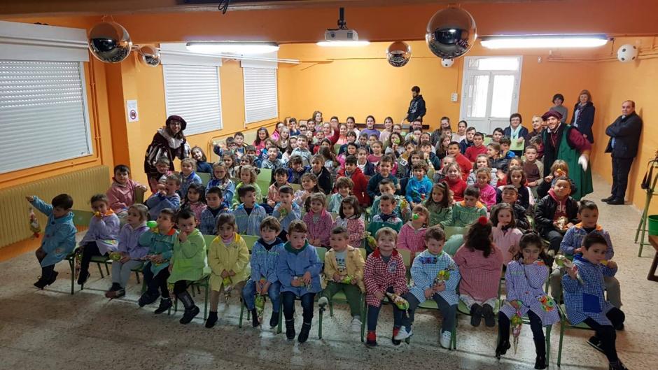 O alumnado de Infantil e Primaria do CPI Ponte Carreira (Frades) reciben a visita do Paxe Real