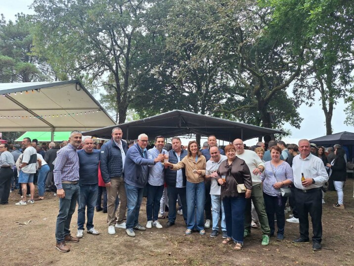 Centos de veciños de Frades celebraron a Festa de San Miguel cunha romaría na carballeira de San Nicolau