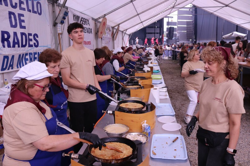 Milleiros de persoas desfrutan en Frades da XVIII Festa da Merenda de Aiazo