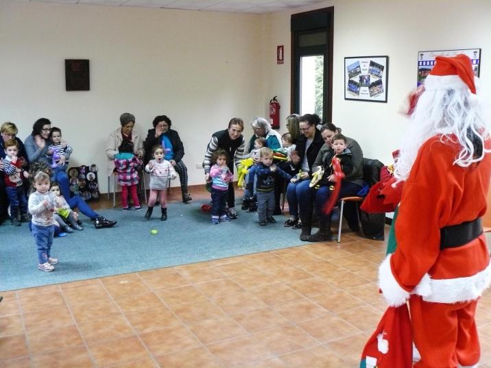 Os nenos e nenas de Preescolar na Casa e de Infantil e Primaria do CPI Ponte Carreira (Frades) reciben a visita de Papá Noel 